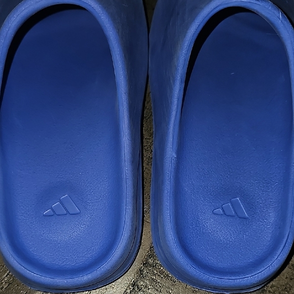 Adidas Yeezy Slides - Picture 5 of 5